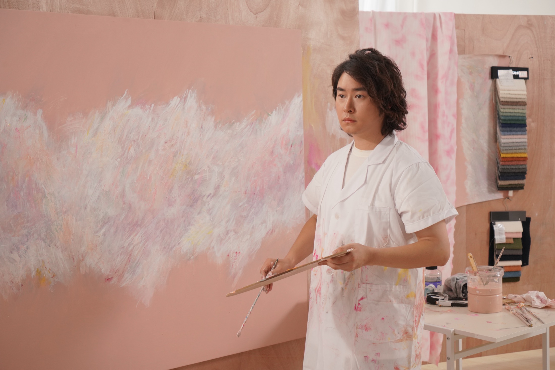 艺术家叶帆在工作室创作